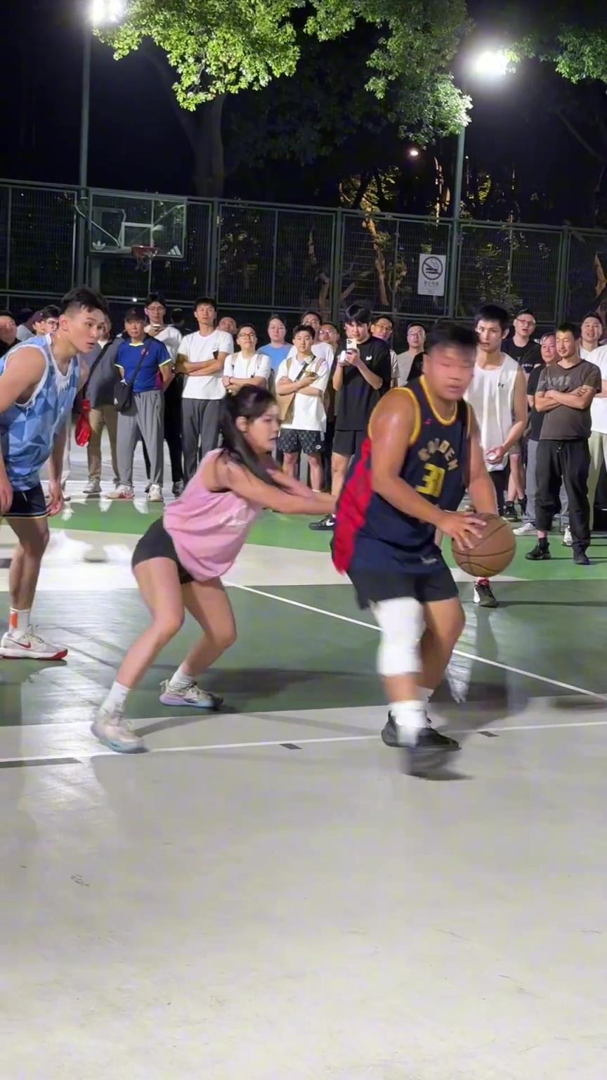 這哥們看見防自己的是女生，一個(gè)勁背打，球也不傳了